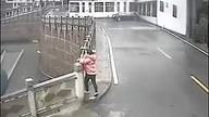 Ludzie ratują kobietę