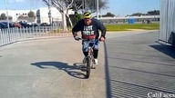 50-latek wymiata na BMX-ie