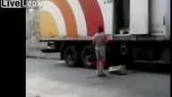 Skok na gł&oacute;wkę z ciężar&oacute;wki