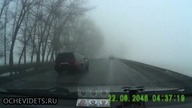 Kolejny idiota wyprzedza we mgle   