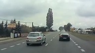 Szaleniec w Peugeocie jedzie na czoł&oacute;wkę