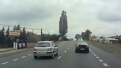 Szaleniec w Peugeocie jedzie na czoł&oacute;wkę