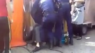 Mezczyzna walczy z kilkoma policjantami ( HWDP )