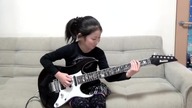 9-latka gra na gitarze elektrycznej