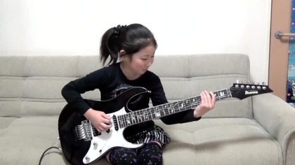 9-latka gra na gitarze elektrycznej