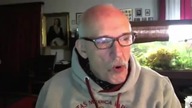 Janusz Korwin Mikke siedzi na necie   