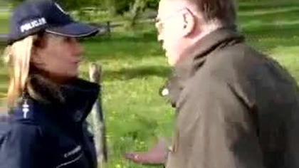 Gdzie policjantka przechowuje legitymację?