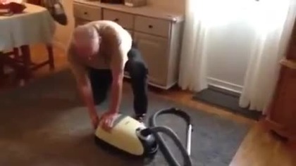 Dziadek pr&oacute;buje odpalić odkurzacz
