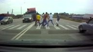 Ciężarówka wjeżdża w pieszych
