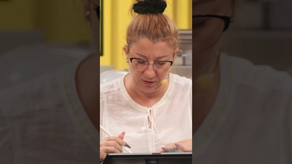 Wygląda to, jakby ktoś jej NASRAŁ na paznokcie...