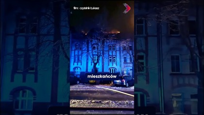 15 zastępów straży, nocna ewakuacja i spalona kamienica.  Pożar na Zawarciu postawił służby na nogi.