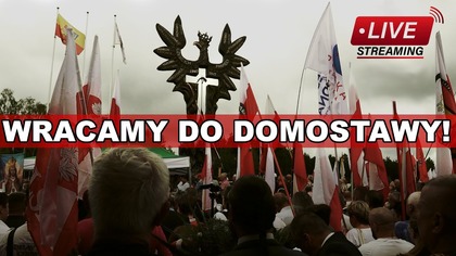 Wesprzyj naszą pracę darowizną: 33 2530 0008 2059 1051 7927 0001 
_____________________________________________________________________________________
Pomnik Rzeź Wołyńska autorstwa śp. Andrzeja Pityńskiego, przez lata budził tak duże kontrowersje, że żadne z dużych miast w Polsce nie zdecydowało się na jego ustawienie. Proponowano go Warszawie, Toruniowi, Kielcom, Stalowej Woli, Jeleniej Górze i Rzeszowowi. Ostatecznie stanął w maleńkiej Domostawie w gm. Jarocin na Podkarpaciu, gdzie dzielny wójt Walczak, po latach bojów o fundusze i ziemię, dopiął swego stawiając dzieło mistrza Pityńskiego na cokole, z którego widać pomnik ponad otaczającym go lasem. Początkowo wydawało się, że władze centralne liczą nawet na to, iż okoliczne drzewa zasłonią symbol gehenny Polaków na Wołyniu, jednak uroczystość odsłonięcia pomnika, na którą przybyły tysiące ludzi uświadomiła rządzącym, że rangi tego miejsca nie można już lekceważyć. W ciągu roku do Domostawy przyjechało wielu celebrytów prawicy liczących na wzrost popularności. Kulminacja festiwalu hipokryzji nastąpiła w trakcie kampanii wyborczej, gdy pod monument w Domostawie zaczęli przyjeżdżać politycy, którzy wcześniej temat rzezi wołyńskiej traktowali niczym gorący kartofel, do którego niebezpiecznie podejść, lecz na fali rosnącej świadomości Polaków o losie naszych przodków z dawnych Kresów RP uznali, iż dobrze jest się w Domostawie pokazać i pogrozić Ukraińcom palcem. 

W tym roku, podczas uroczystości organizowanej w rocznicę tzw. krwawej niedzieli na Wołyniu pod dziełem mistrza Pityńskiego ma przemówić sam prezydent elekt Karol Nawrocki. Choć dotychczas członkowie Społecznego Komitetu Budowy Pomnika Rzeź Wołyńska stronili od kontaktów politycznych z pewnością nie odmówią tym razem głosu przyszłemu prezydentowi Polski. Zupełnie inaczej może być natomiast w przypadku członków partii politycznych, którzy chcieliby tu zabrać głos, ale bez większych znajomości zapewne nie zostaną wpisani na listę mówców. Kto zatem przemówi do narodu polskiego, coraz liczniej gromadzącego się na rocznicach w Domostawie? To pozostanie tajemnicą aż do końca uroczystości. Pewne jest jednak to, że wbrew obawom wielu dziennikarzy i publicystów niechętnych rzeźbie stworzonej przez mistrza Pityńskiegov zaczęła ona jednoczyć Polaków ponad podziałami, a nie dzielić. Swoiste pielgrzymki do Domostawy trwają bowiem przez cały rok i trudno trafić już na moment, kiedy pod pomnikiem nikogo nie ma. 
_____________________________________________________________________________________
PONIŻEJ ZNAJDZIECIE PAŃSTWO KILKA OPCJI WSPARCIA NASZEJ DZIAŁALNOŚCI

PayPal: https://www.paypal.com/donate/?cmd_s-xclick&hosted_button_idVNND3Q7EZBSD6&sourceurl
Tradycyjne przelewy na konto banku w Polsce:
33 2530 0008 2059 1051 7927 0001 
Dla przelewów z zagranicy kod SWIFT/BIC:    NESBPLPW

Szczegółowe informacje o wsparciu naszej stacji znajdziecie Państwo tutaj: https://emisja.tv/wsparcie-wplaty/ Zapraszamy również do zapoznania się z działalnością naszej fundacji, o której również przeczytacie na naszej stronie internetowej: https://emisja.tv/inicjatywaprzeciwcenzurze/

DAROWIZNA DLA FUNDACJI: INICJATYWA PRZECIW CENZURZE
W tytule przelewu prosimy wpisać: Darowizna na cele statutowe
Za wszystkie wpłaty serdecznie dziękujemy!!