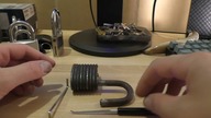 Jak otworzyć kłódkę bez klucza - Stara kłódka Noname i wytrych, old padlock picked