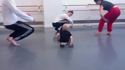 Trzech zawodowych tancerzy i dziecko