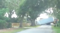 Pociąg rozwala ciężar&oacute;wkę pełną arbuz&oacute;w