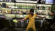 Barman robi drinka