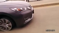 Kobieta prowadzi auto bez opony