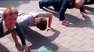 Staruszek pokazuje młodym jak się robi pompki