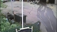 Wybuch opony zrywa gościowi spodnie!