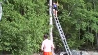 Zjazd na linie w wykonaniu kobiety