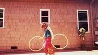 Dziewczyna z dwoma hula hop