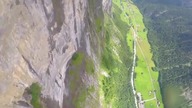 W wingsuit-cie przez wodospad