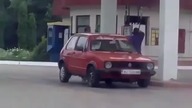 Kobieta próbuje zatankować
