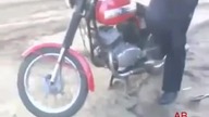 Popisowy skok motocyklem wiejskiego kaskadera