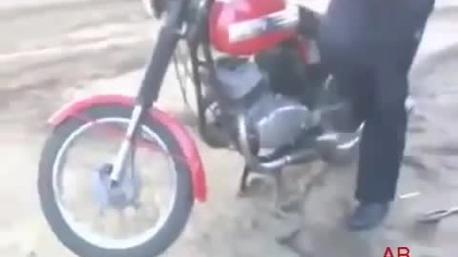 Popisowy skok motocyklem wiejskiego kaskadera