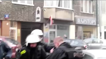 Policjanci dostają gazem po oczach