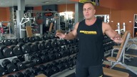 Trening klatki na ławeczce skośnej hantlami Krzysztof Piekarz