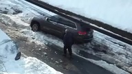 Ten facet naprawdę nienawidzi śniegu