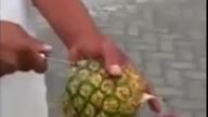 Perfekcyjny i szybki spos&oacute;b na obieranie ananasa