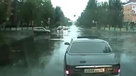 Kociak na środku skrzyżowania