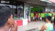 Tłum ludzi odbija dziecko z rąk porywacza
