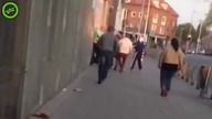 Grupa Turk&oacute;w brutalnie bije Polaka w Holandii
