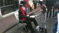 Niewidzialny człowiek na ulicy