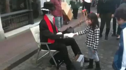 Niewidzialny człowiek na ulicy