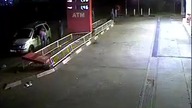 Groźny wpadek na stacji benzynowej - widok z innej kamery