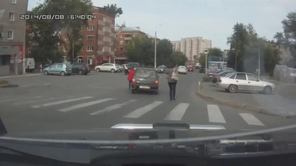 Matka z c&oacute;rką pchały samoch&oacute;d i   