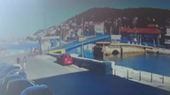 Kobieta przejeżdża przez most zwodzony