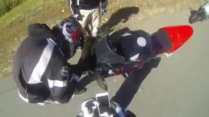 Tablica rejestracyjna motocykla w roli gilotyny 