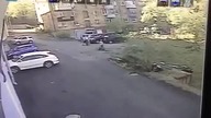 Kobieta cofa nowym Lexusem