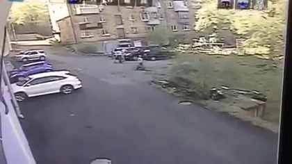 Kobieta cofa nowym Lexusem