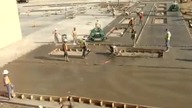 Robotnicy vs szlifierka do betonu