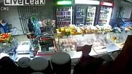 Uzbrojeni złodzieje vs ekspedientka