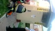 Gościu z kibla nie m&oacute;gł wyjść na ratunek straż i Policja:P