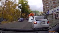 Droga zapada się pod betoniarką