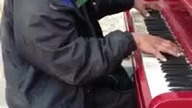 Bezdomny, kt&oacute;ry spędził prawie 30 lat na ulicy, gra melodię, kt&oacute;rą napisał