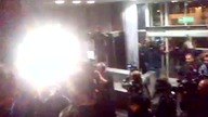 Protestujący wchodzą do siedziby PKW